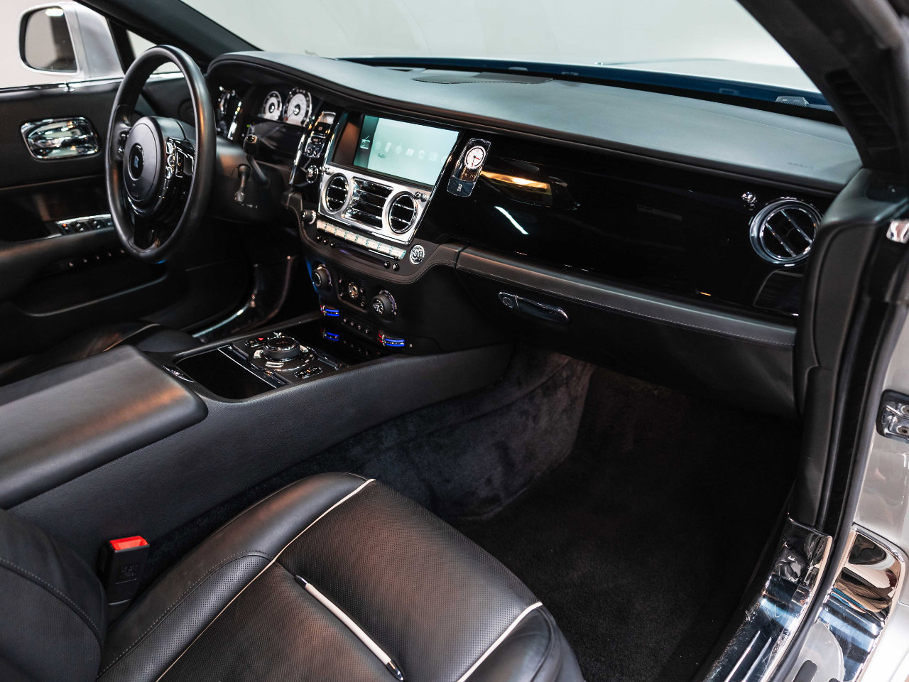 Used 2015 Rolls-Royce Wraith image 33