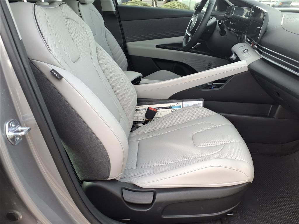 Certified 2025 Hyundai Elantra Limited FWD image 11