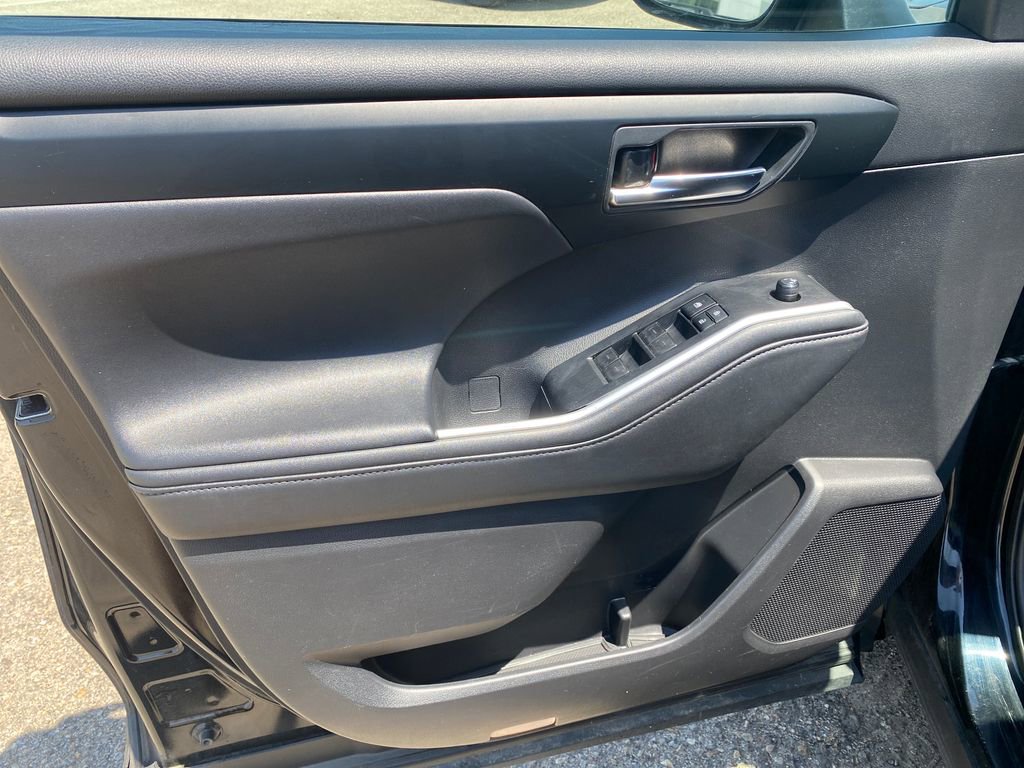 Used 2021 Toyota Highlander XLE AWD/4WD image 10