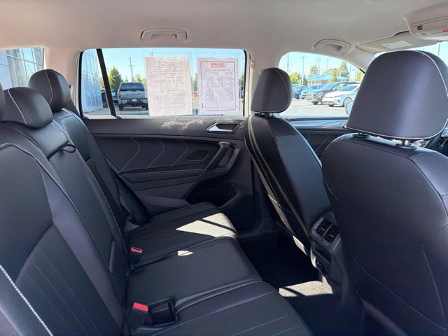 Used 2024 Volkswagen Tiguan SE AWD/4WD image 32