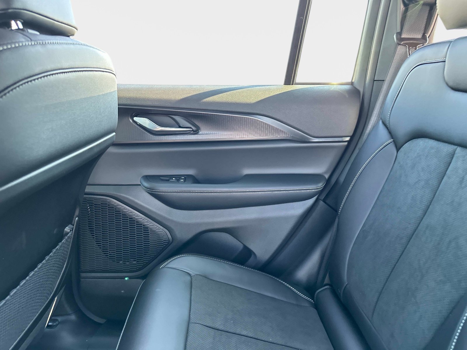New 2025 Jeep Grand Cherokee Altitude AWD/4WD image 16