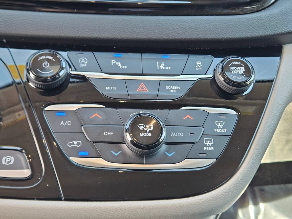 Used 2024 Chrysler Pacifica Touring-L FWD image 23