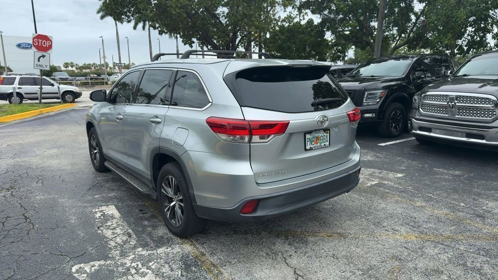 Used 2019 Toyota Highlander LE FWD image 7