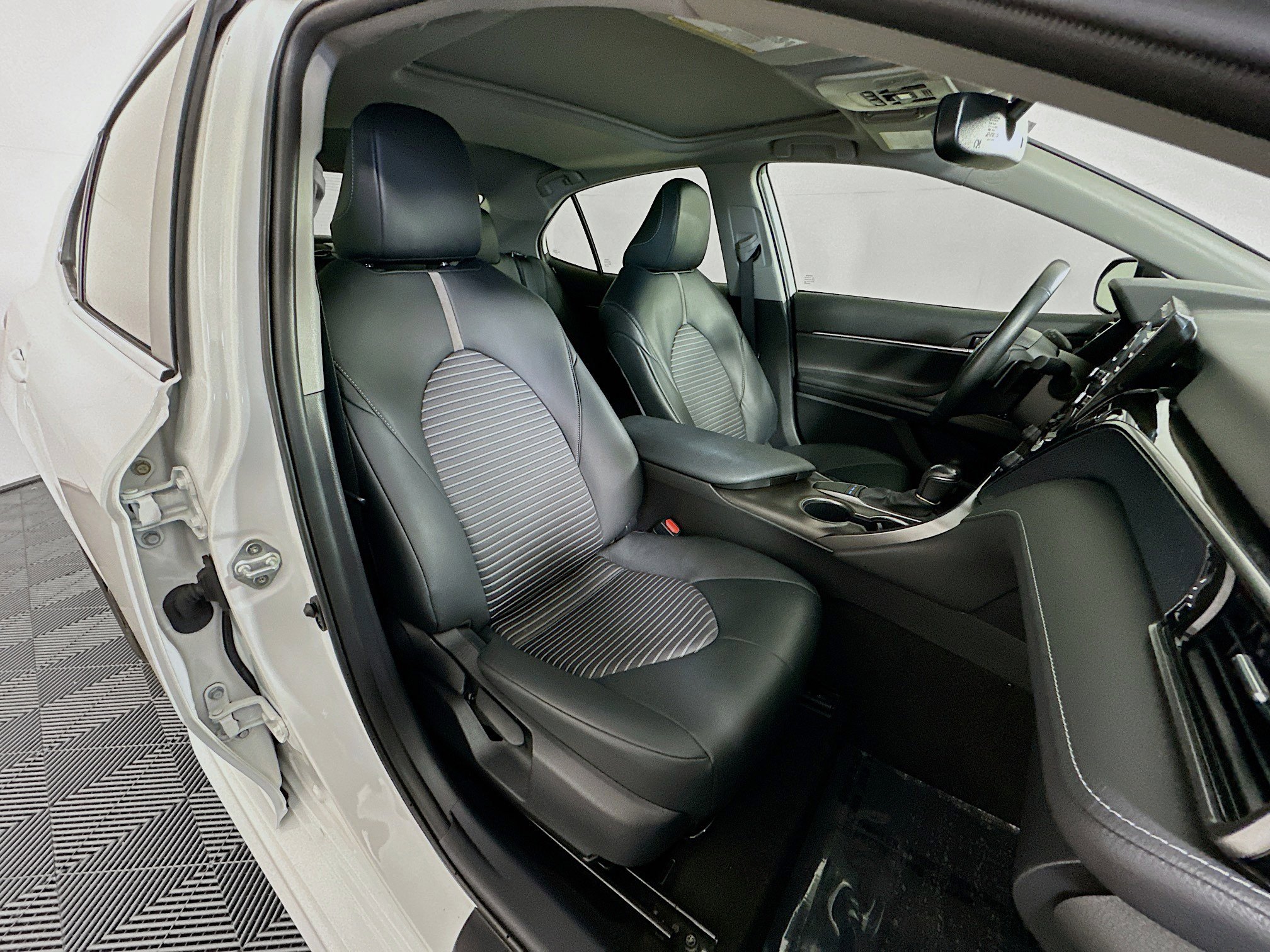 Used 2024 Toyota Camry SE w/ Convenience Package FWD image 28