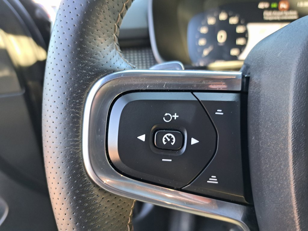 Used 2020 Volvo XC40 T5 R-Design w/ Protection Package Premier image 19