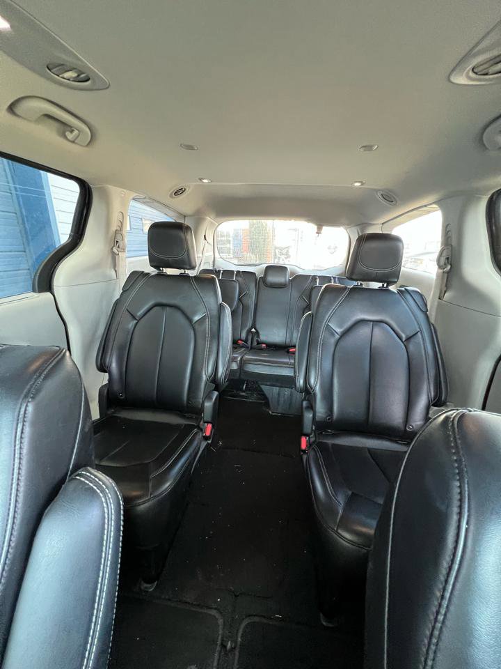 Used 2023 Chrysler Pacifica Touring-L image 21