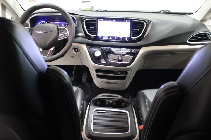 Used 2024 Chrysler Pacifica Touring-L image 31