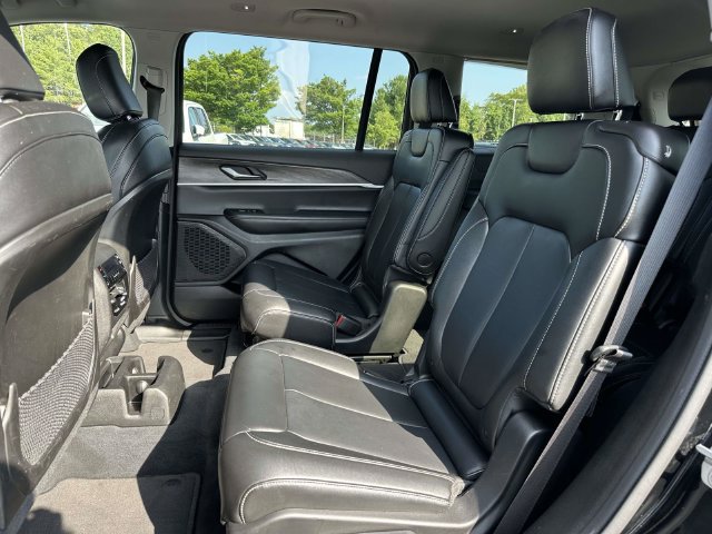 Used 2023 Jeep Grand Cherokee L Limited w/ Black Appearance Package AWD/4WD image 17