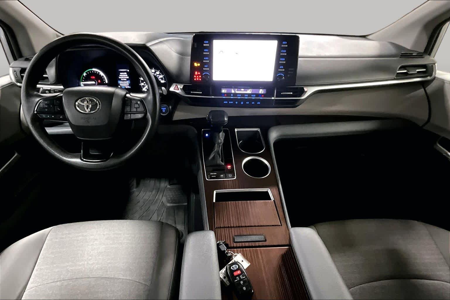 Used 2024 Toyota Sienna LE FWD image 14