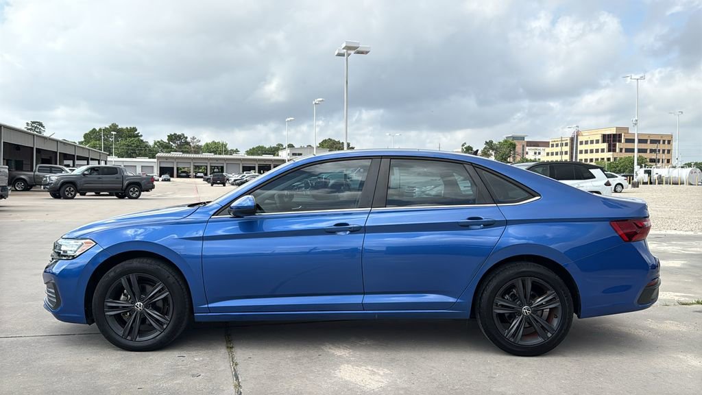 Used 2022 Volkswagen Jetta SE image 2