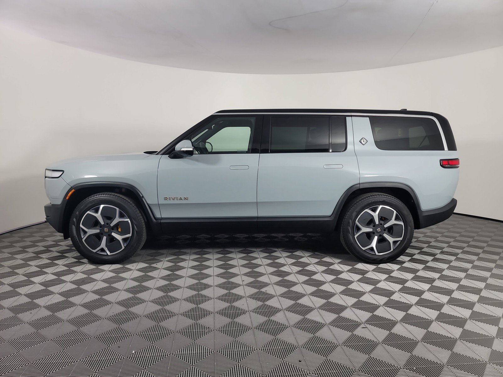 Used 2024 Rivian R1S Adventure AWD/4WD image 2