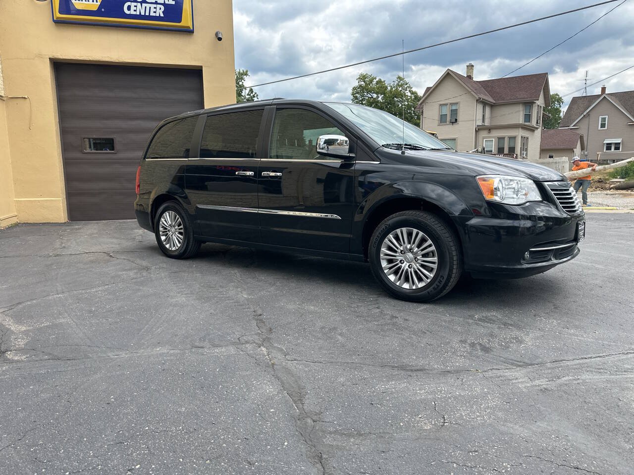 Used 2015 Chrysler Town & Country Touring-L w/ Driver Convenience Group FWD image 5