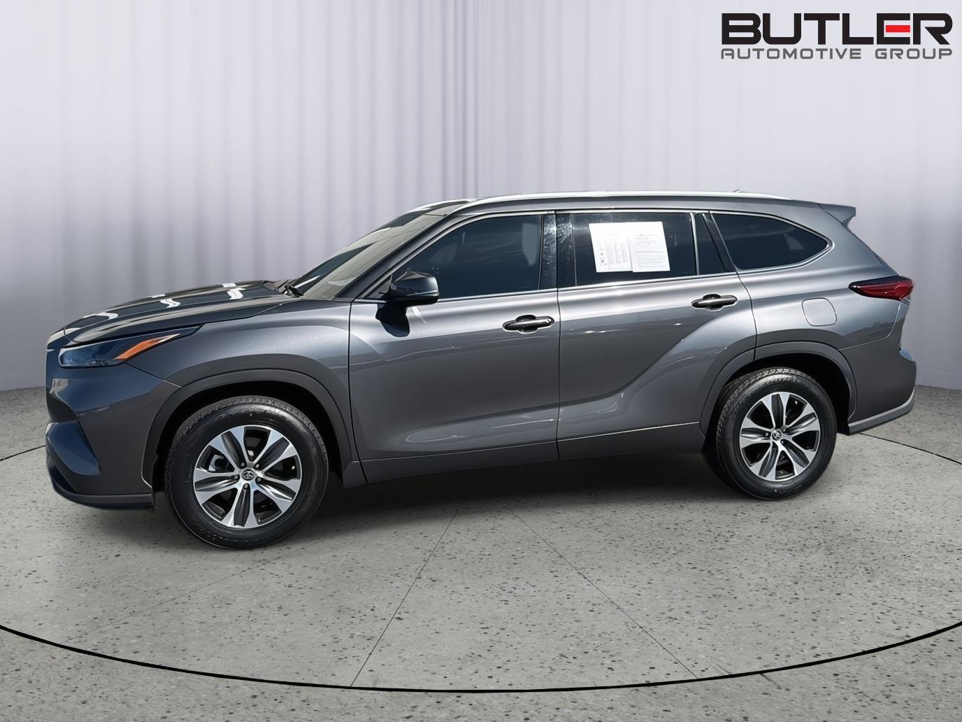 Used 2022 Toyota Highlander XLE FWD image 3