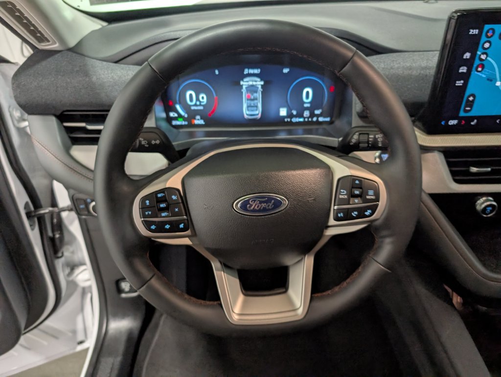 Used 2025 Ford Explorer Active AWD/4WD image 17