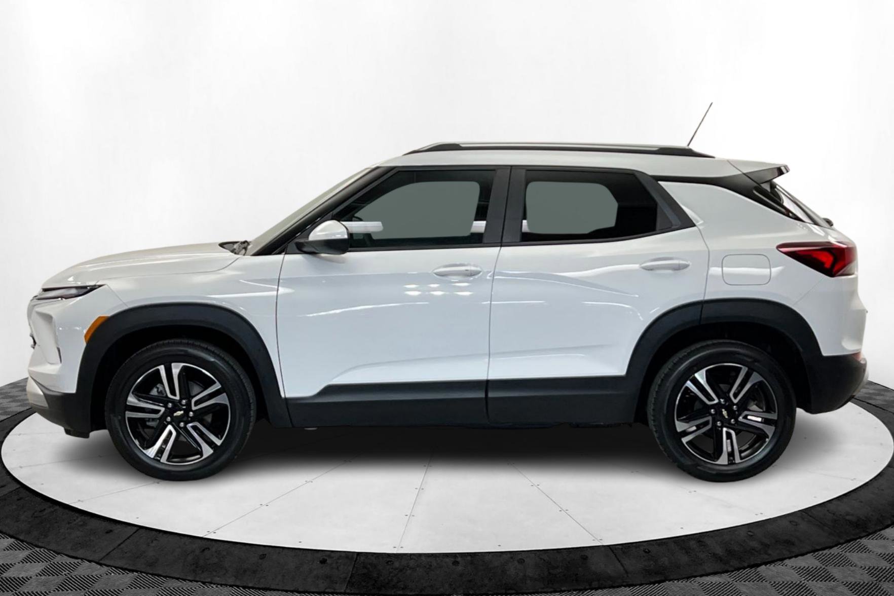 New 2025 Chevrolet TrailBlazer LT w/ Convenience Package image 2