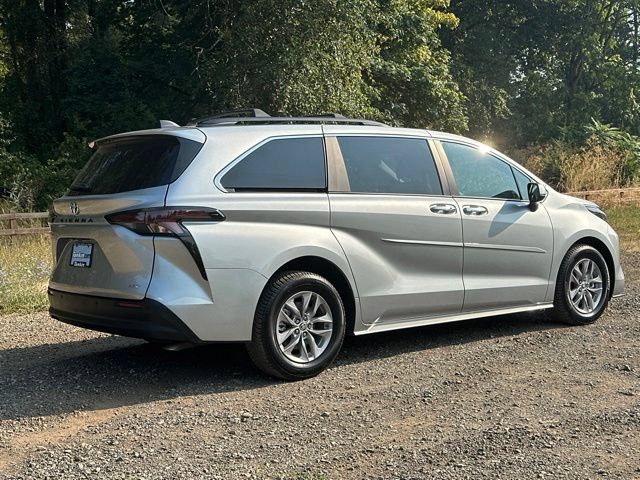 Used 2025 Toyota Sienna XLE w/ XLE Plus Package AWD/4WD image 9
