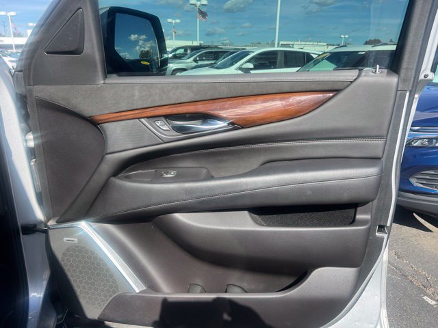 Used 2019 Cadillac Escalade Luxury AWD/4WD image 10