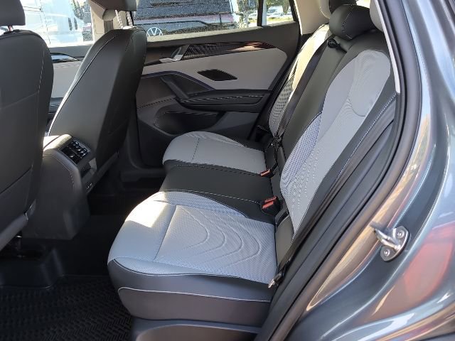 Used 2025 Volkswagen Tiguan SE image 23