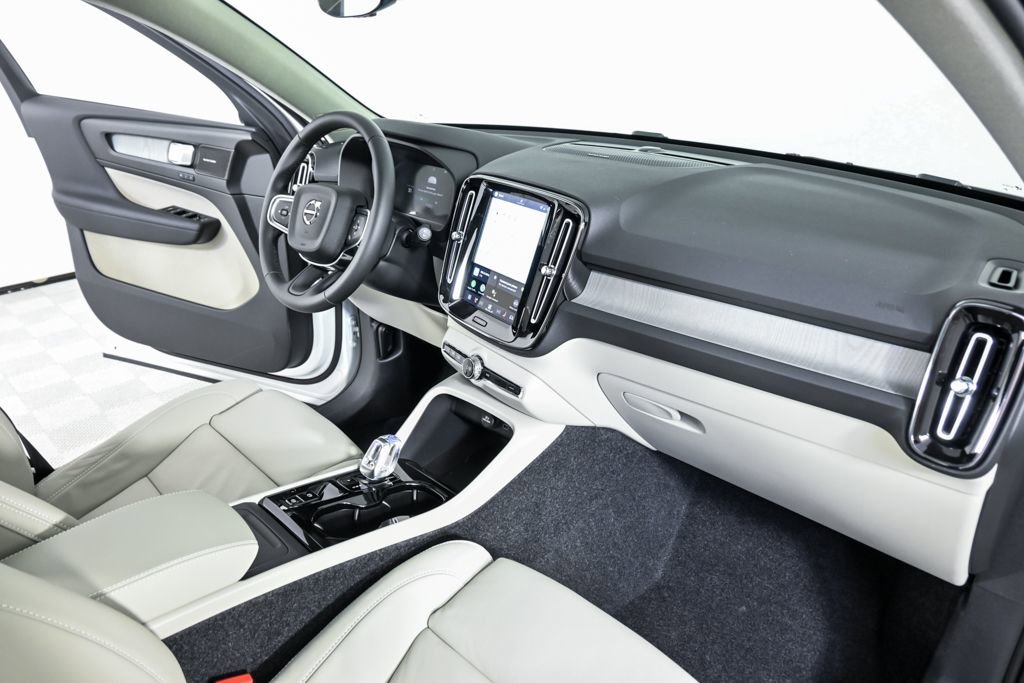 New 2026 Volvo XC40 B5 Ultra w/ Protection Package Premier image 24