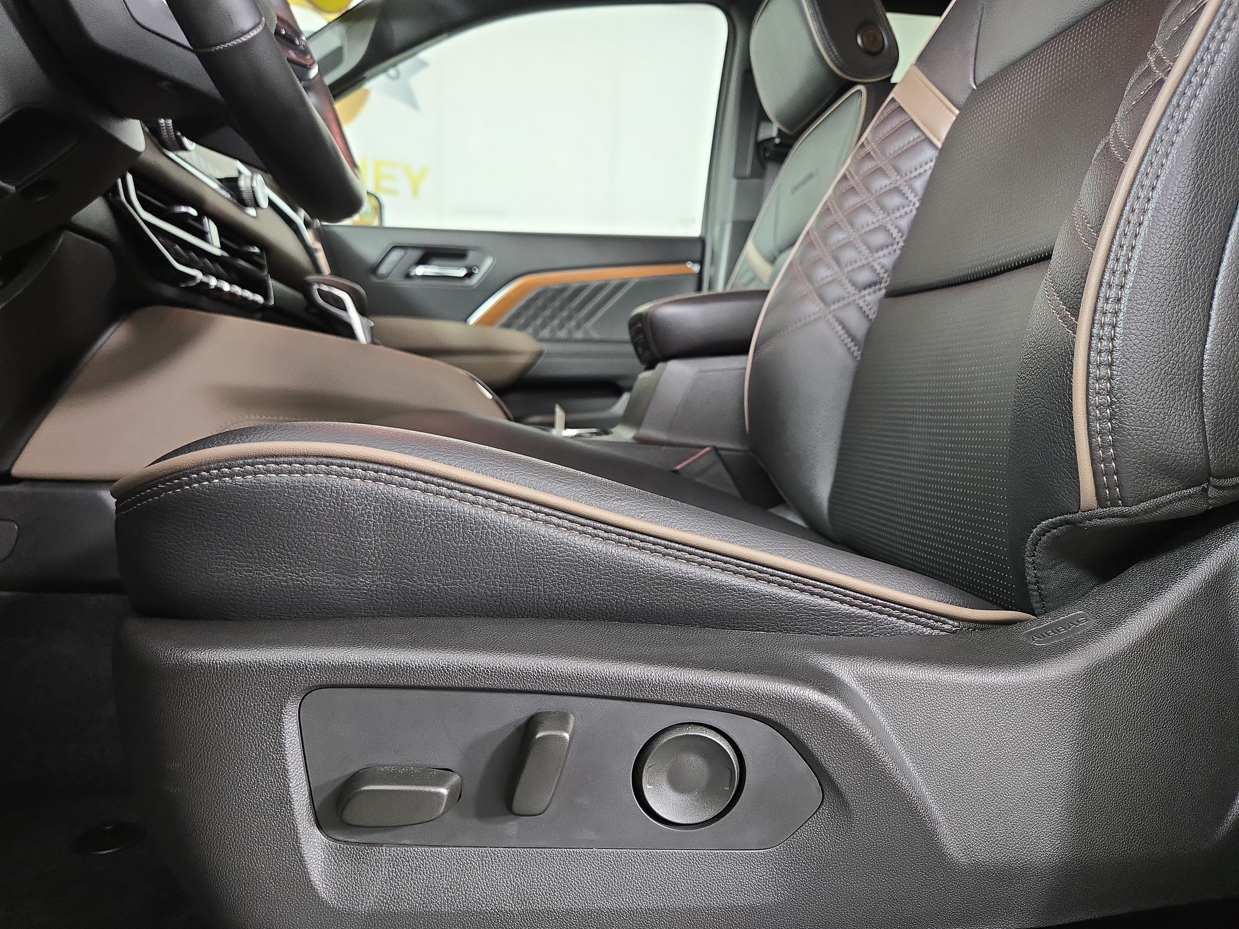 Certified 2025 GMC Canyon Denali AWD/4WD image 30