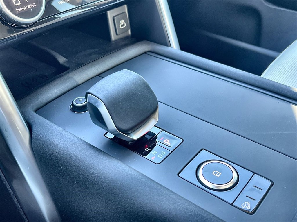 Certified 2025 Land Rover Discovery S image 28