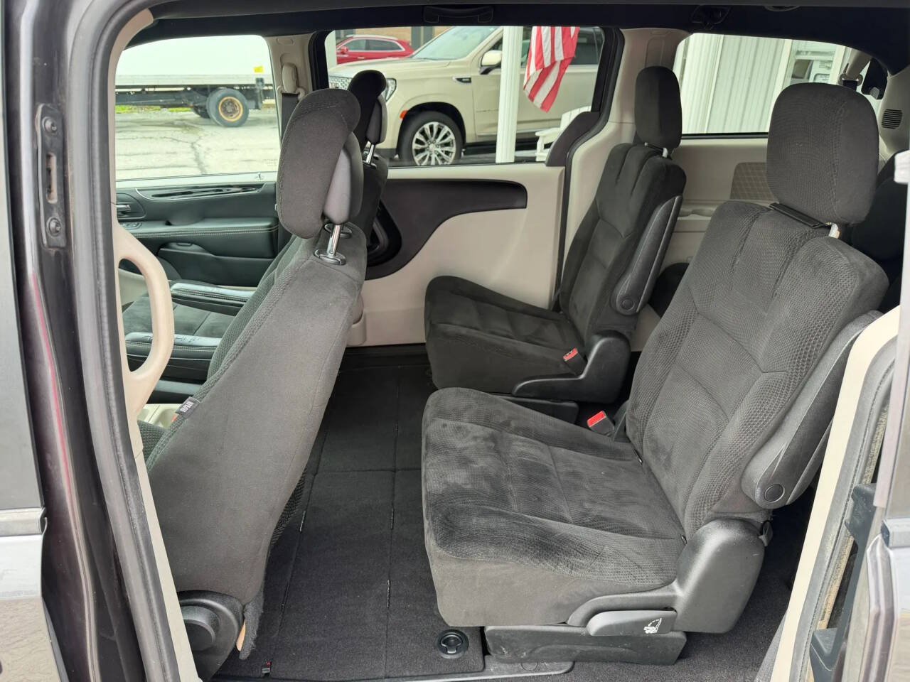 Used 2016 Dodge Grand Caravan SE FWD image 19