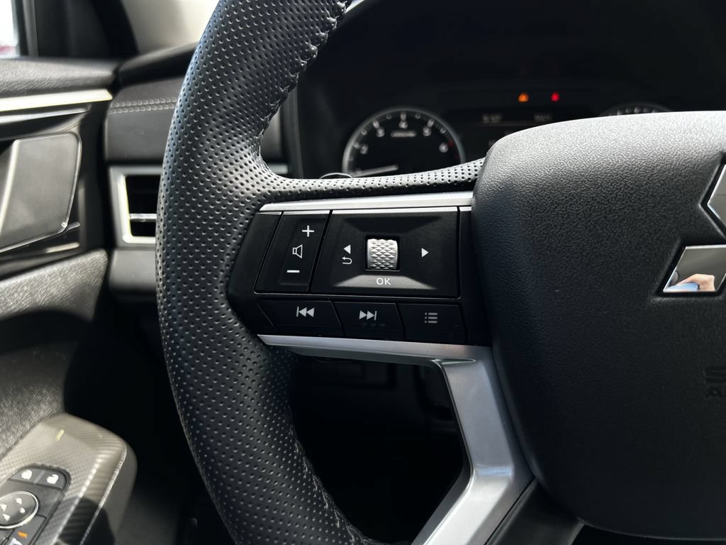 Used 2025 Mitsubishi Outlander SE FWD image 13