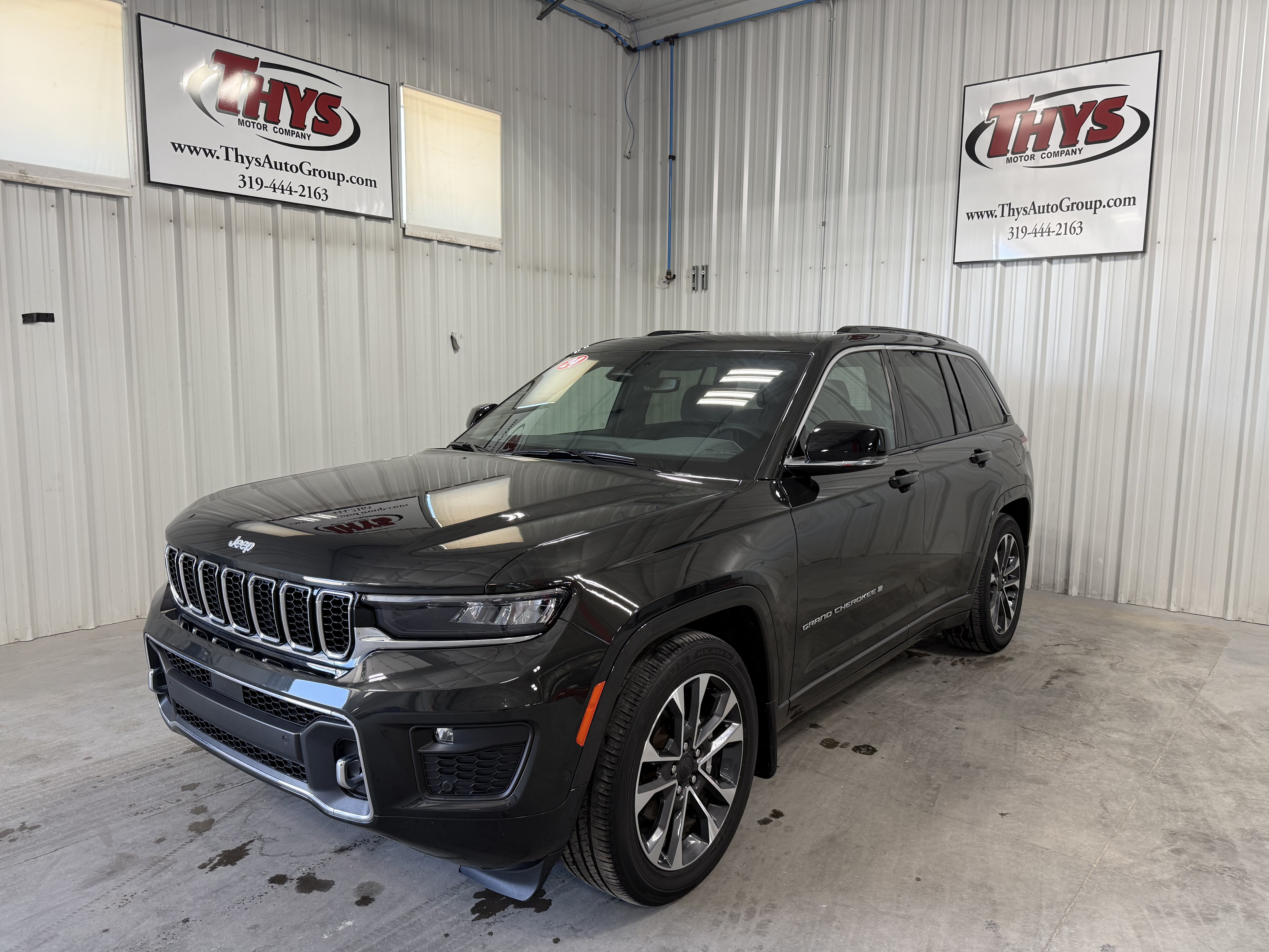 Used 2024 Jeep Grand Cherokee Overland w/ Trailer Tow Package AWD/4WD image 15