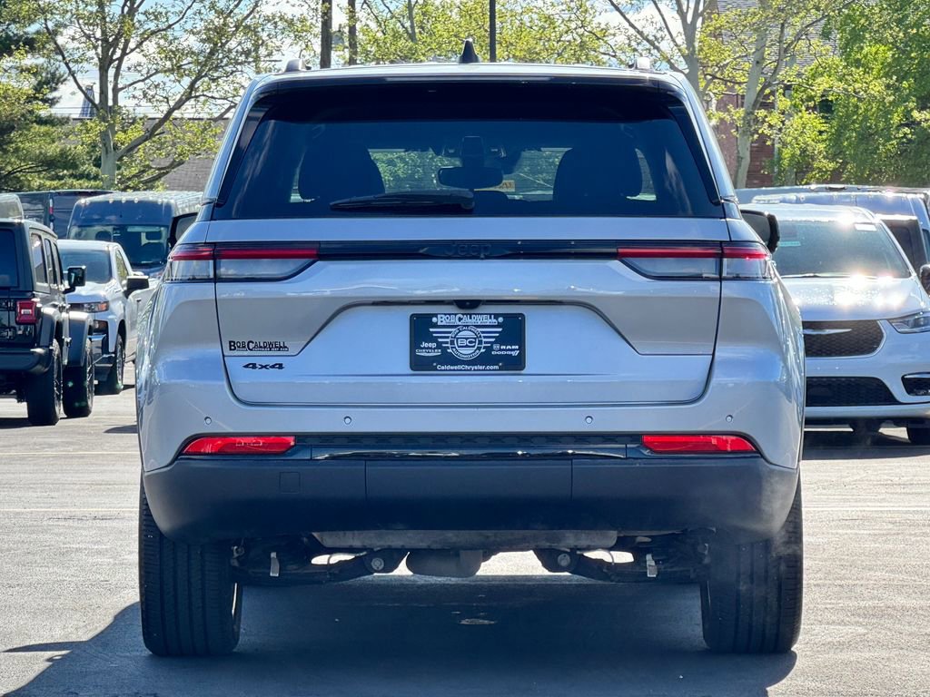 Used 2024 Jeep Grand Cherokee Altitude image 6