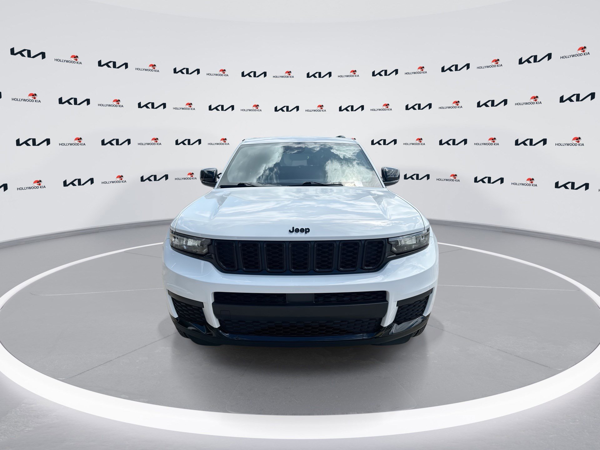 Used 2023 Jeep Grand Cherokee L Laredo RWD image 3