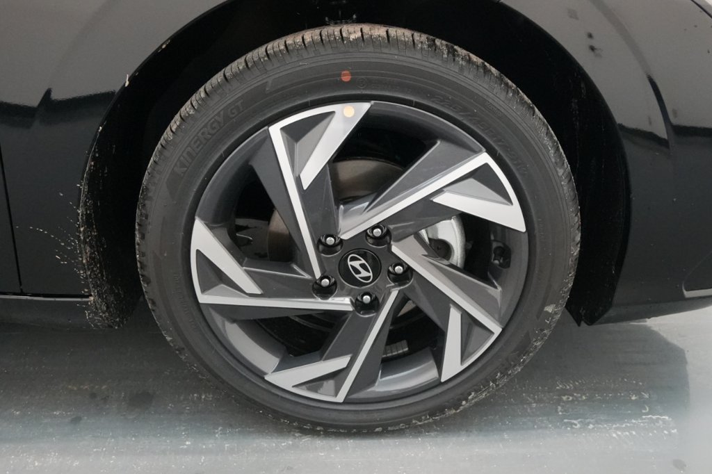 Certified 2025 Hyundai Elantra Limited FWD image 23