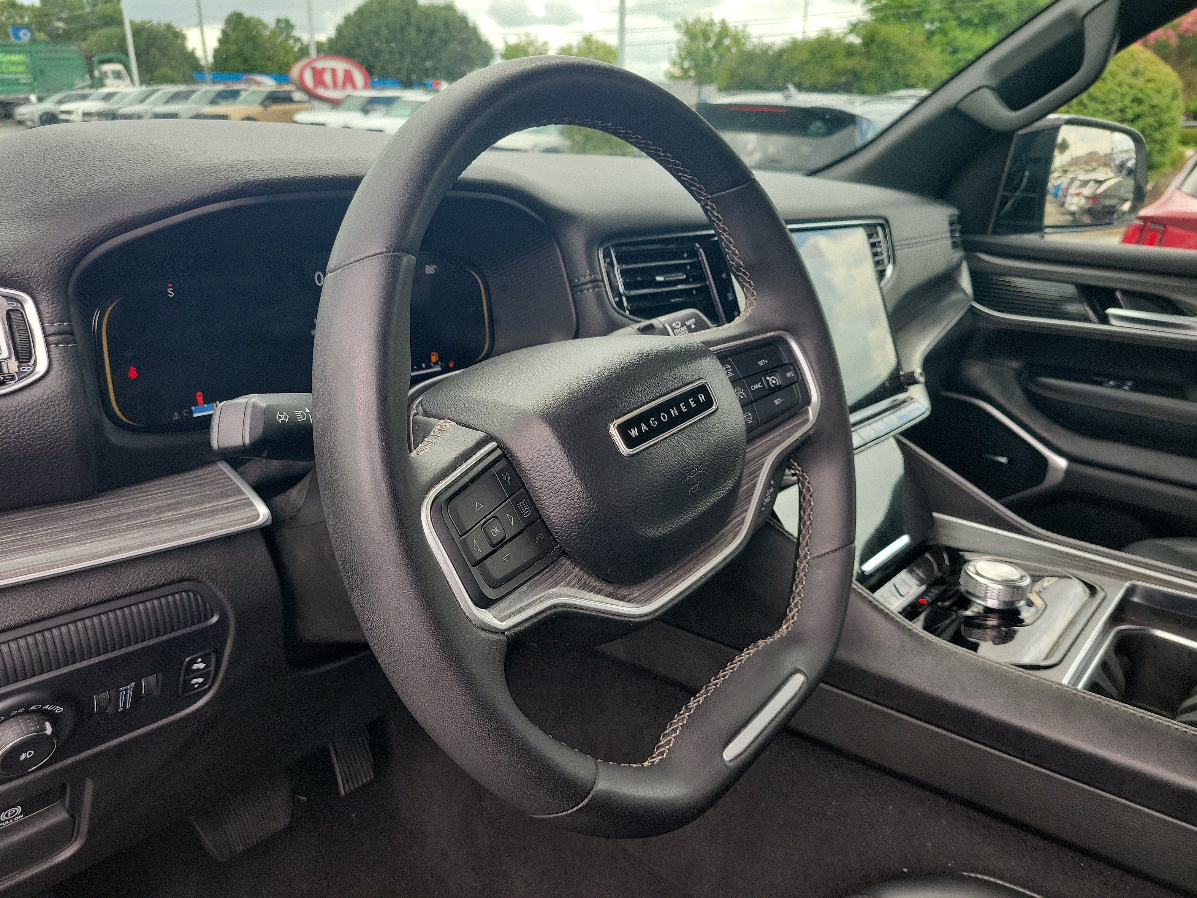 Used 2024 Jeep Wagoneer L Series II RWD image 18