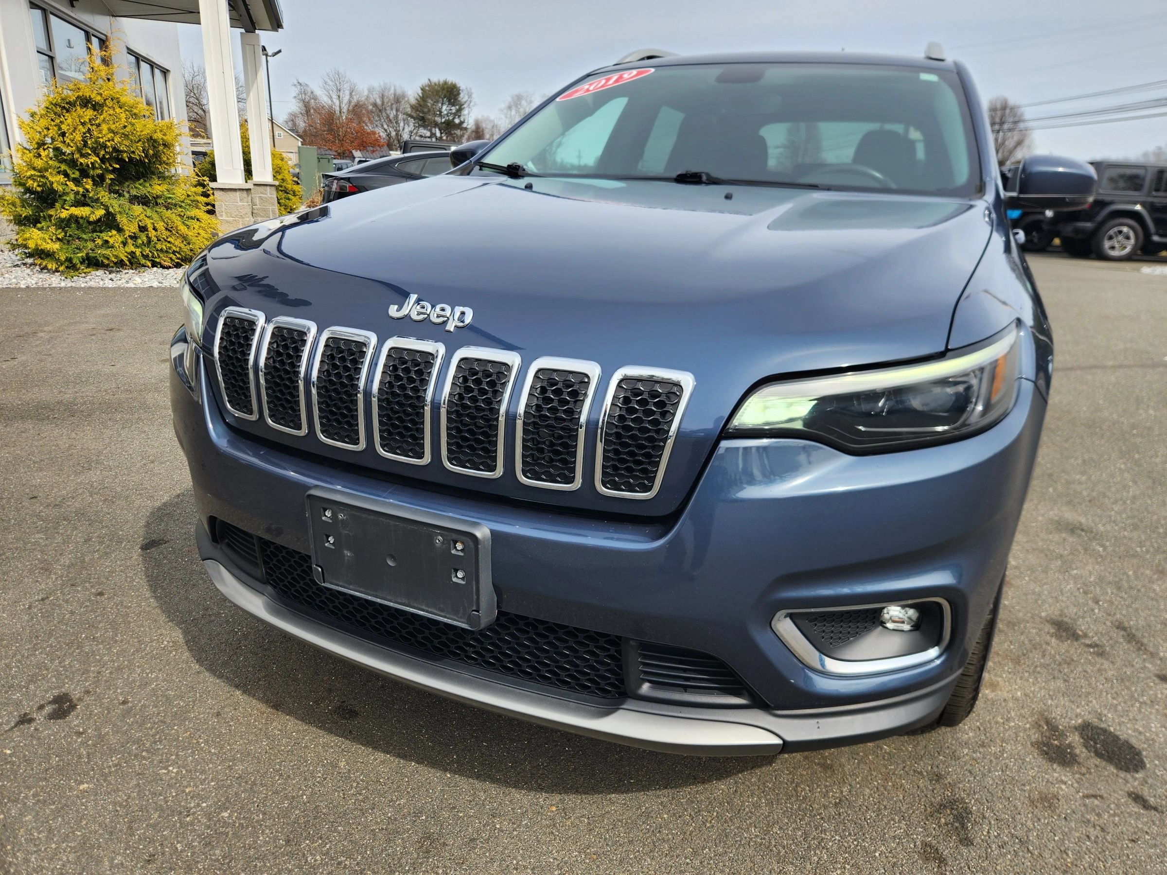 Used 2019 Jeep Cherokee Limited AWD/4WD image 5