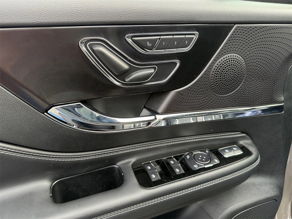 Used 2025 Lincoln Corsair Reserve image 18
