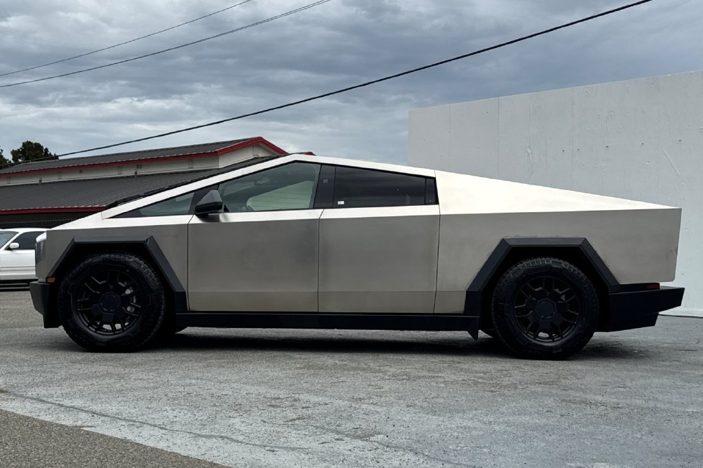 Used 2024 Tesla Cybertruck AWD Crew Cab image 6