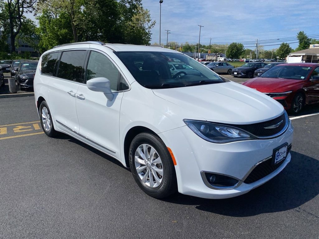 Used 2019 Chrysler Pacifica Touring-L FWD image 1