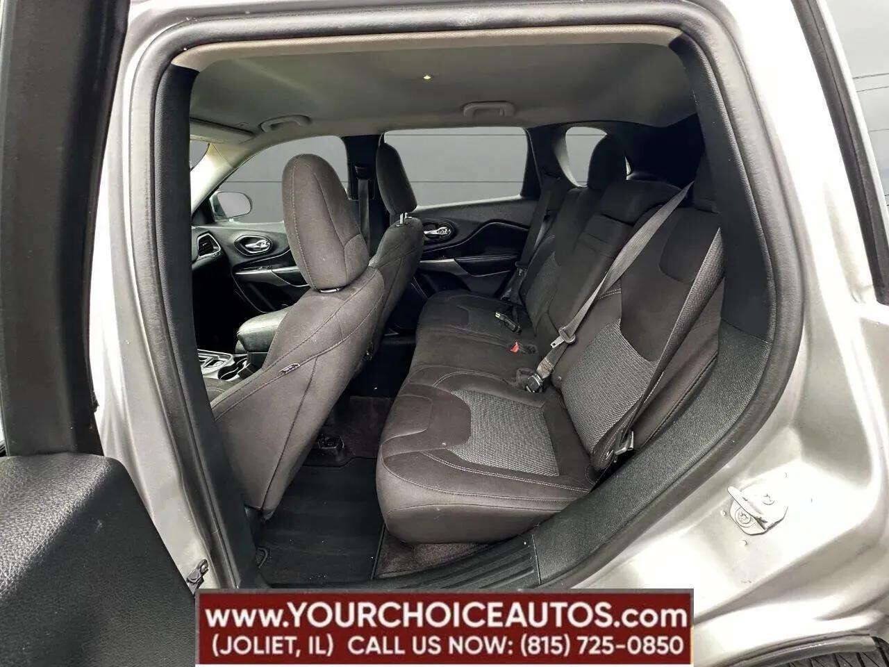 Used 2019 Jeep Cherokee Latitude w/ Popular Appearance Group AWD/4WD image 49
