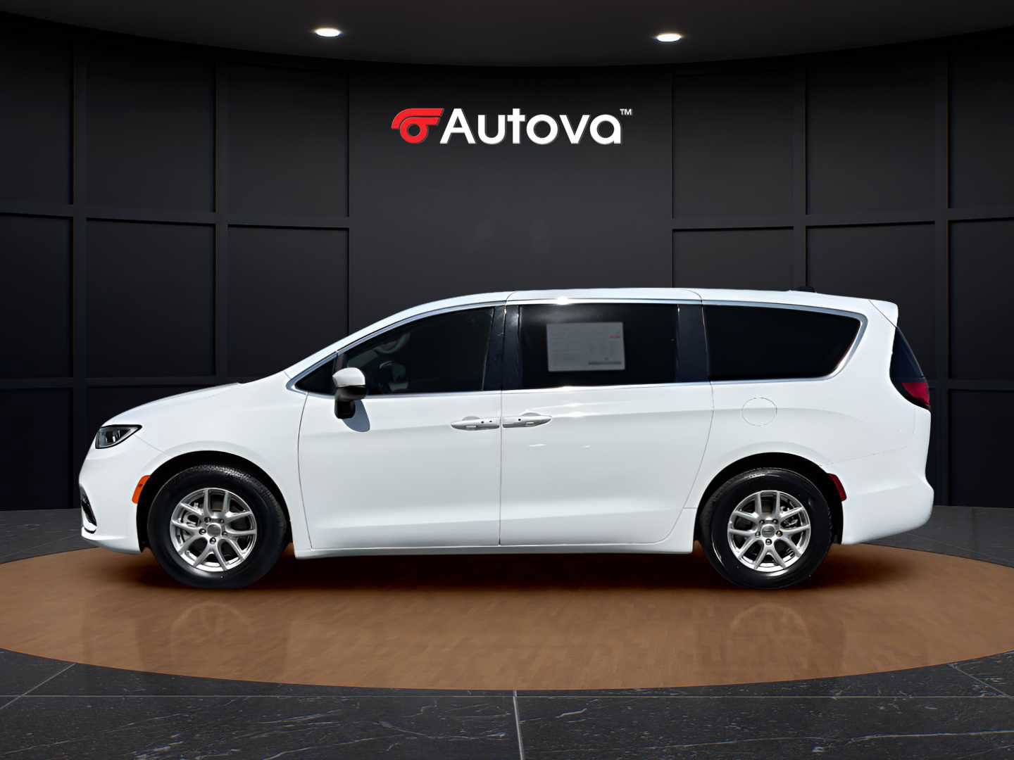 Used 2023 Chrysler Pacifica Touring-L FWD image 2
