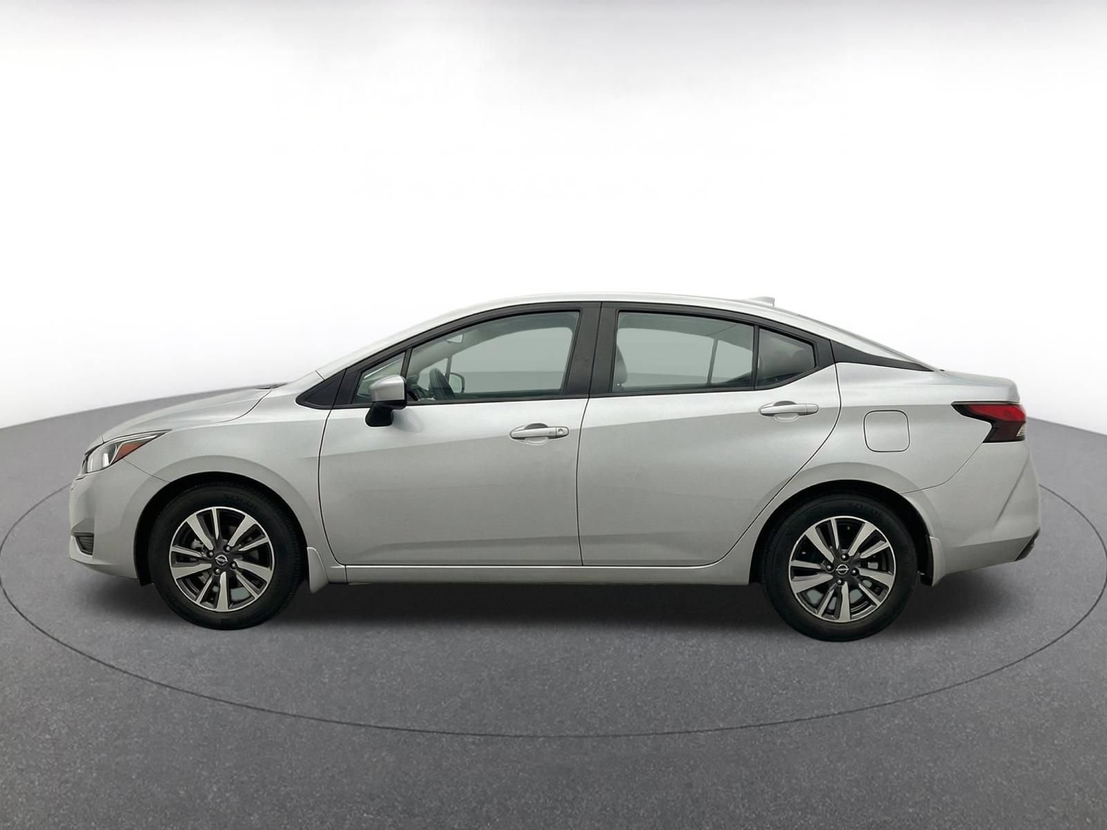 Used 2025 Nissan Versa SV FWD image 4