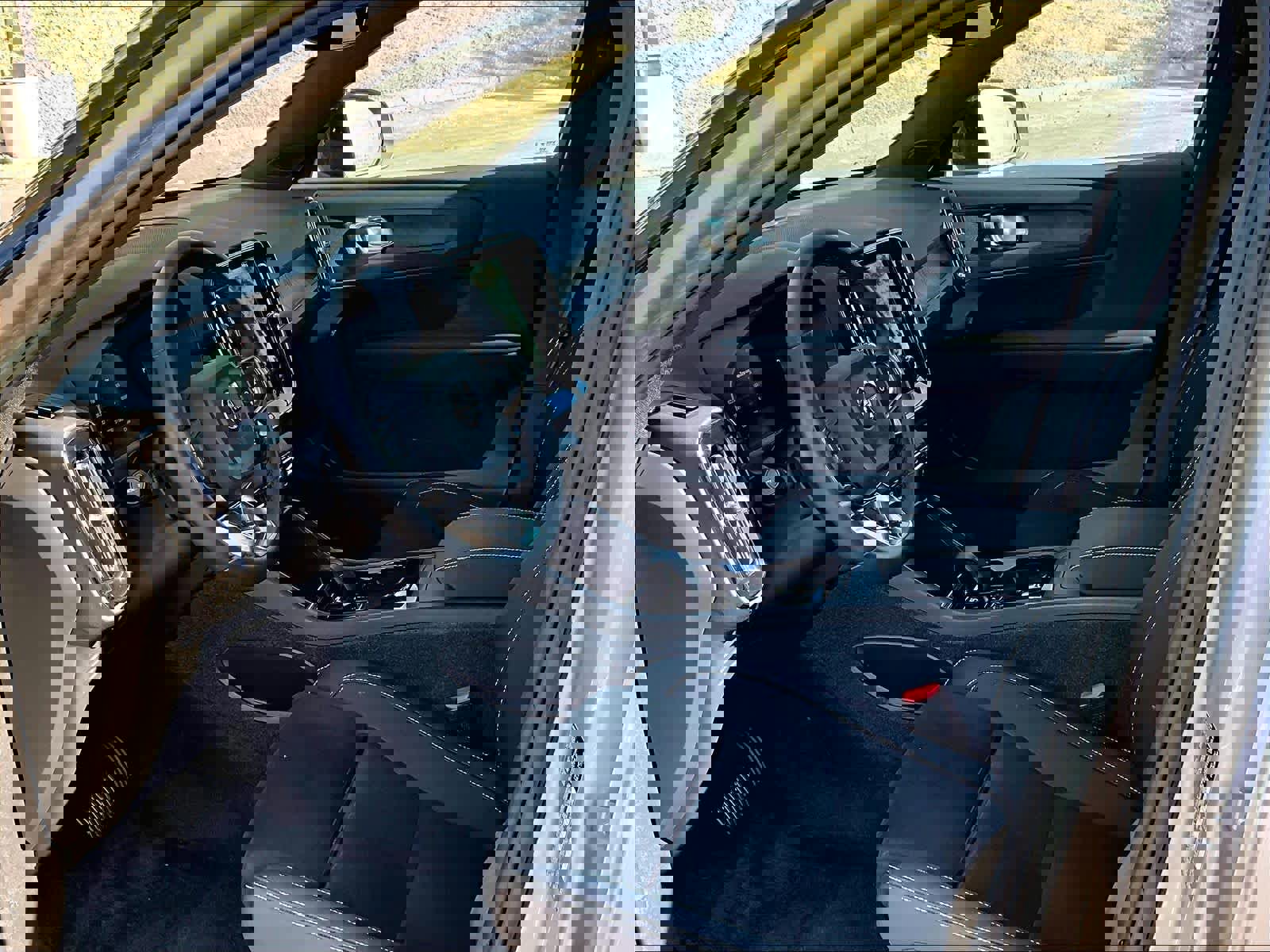 Used 2023 Volvo XC40 Recharge Plus w/ Protection Package Premier image 17