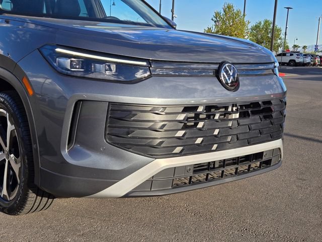 Used 2025 Volkswagen Tiguan SE AWD/4WD image 8