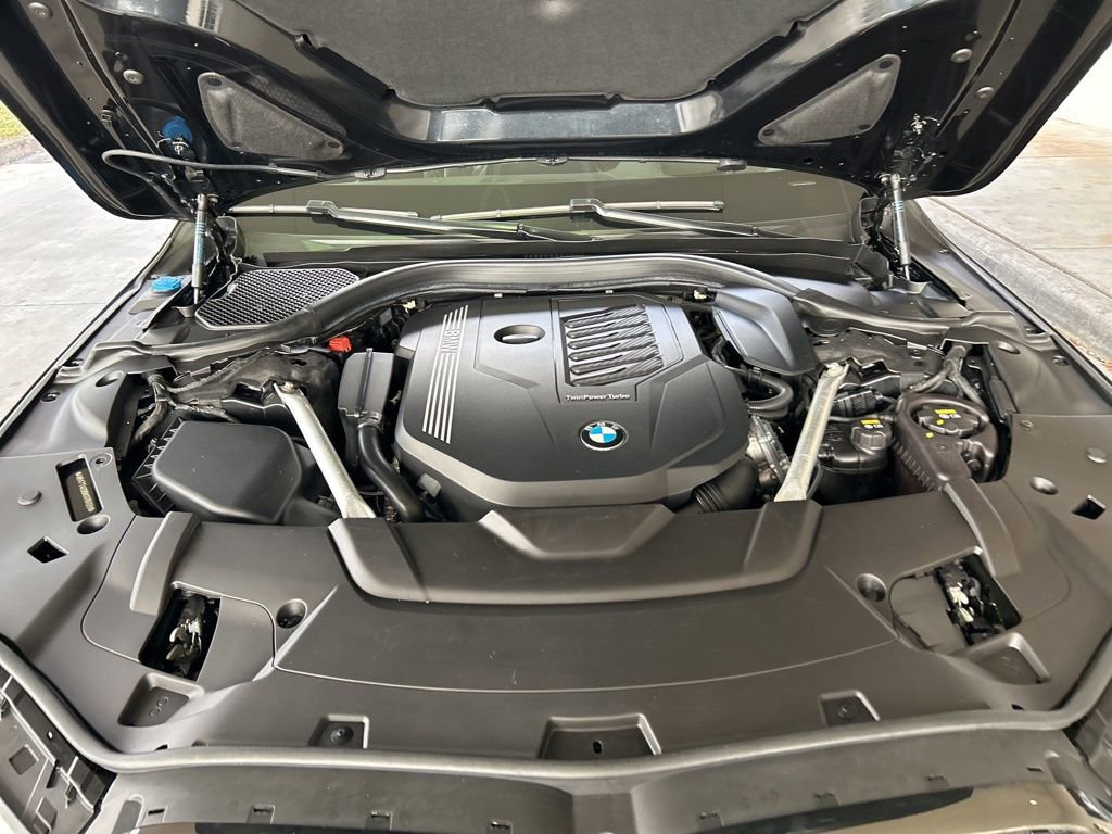 Used 2022 BMW 740i xDrive w/ M Sport Package image 11