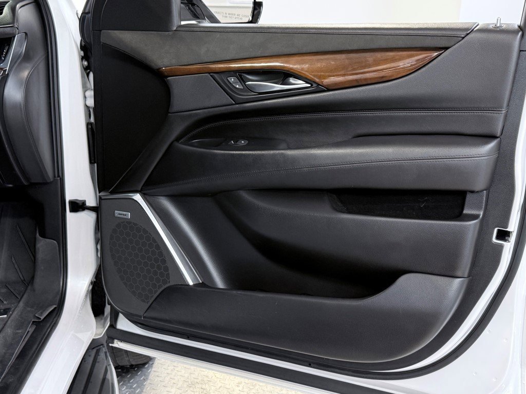 Used 2018 Cadillac Escalade Luxury image 12