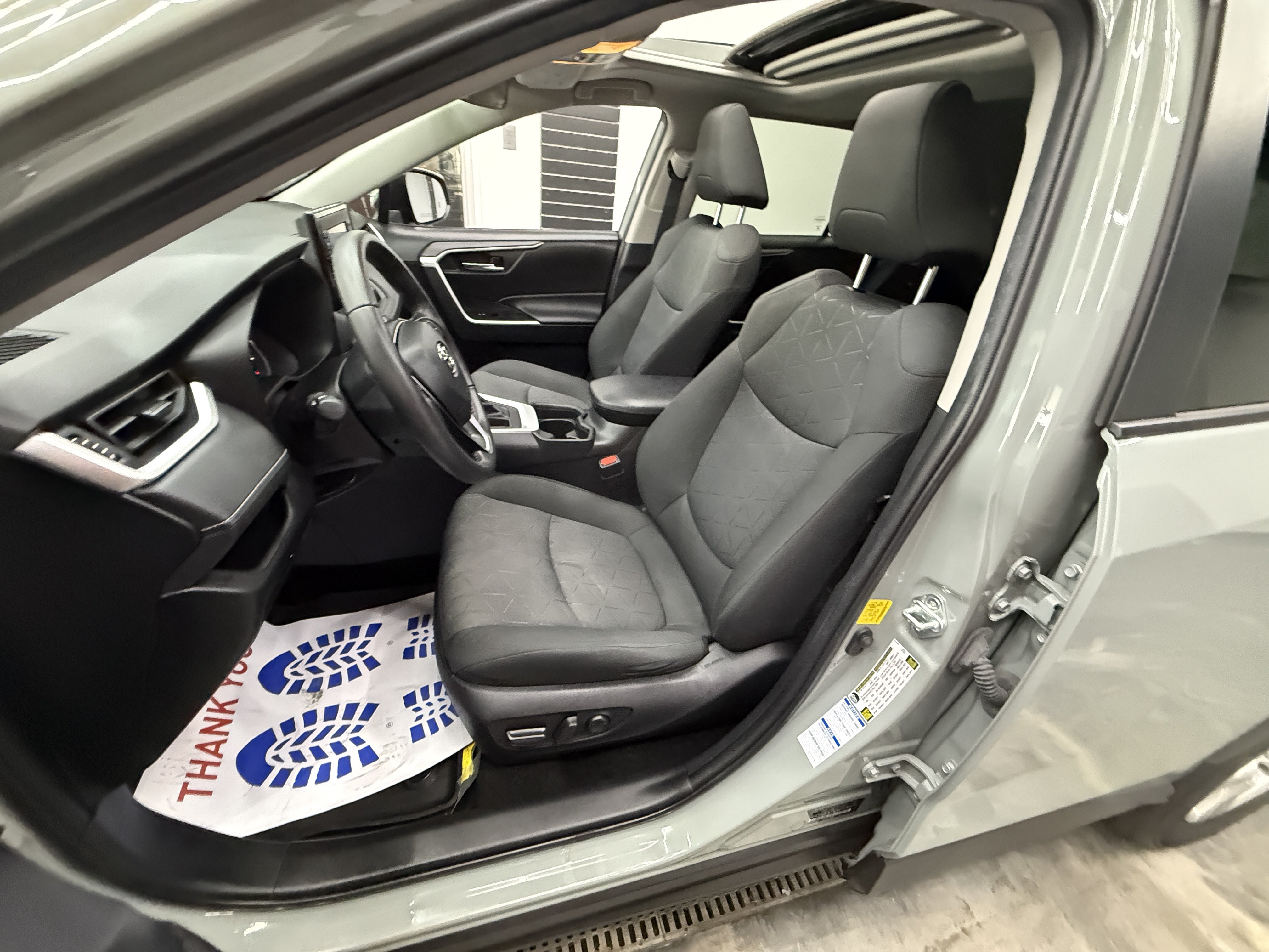 Used 2021 Toyota RAV4 XLE w/ Convenience Package AWD/4WD image 9
