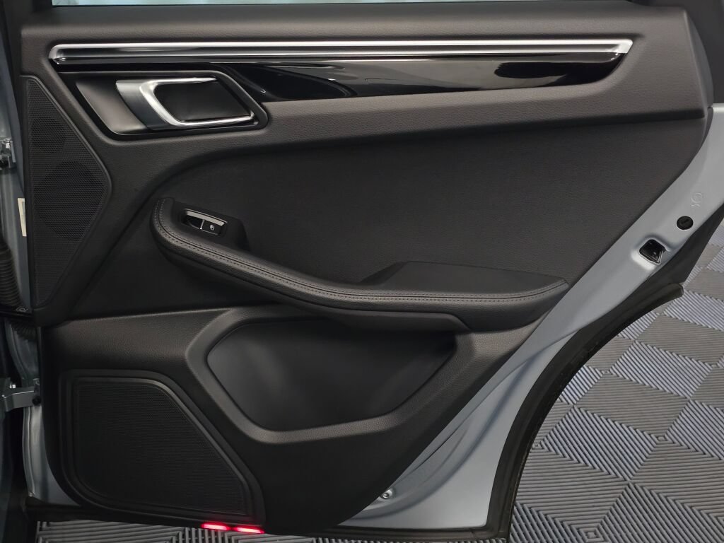Certified 2023 Porsche Macan AWD/4WD image 26