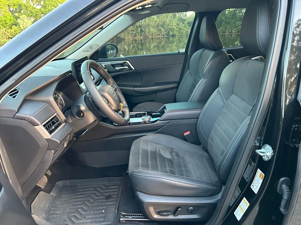 Used 2025 Mitsubishi Outlander SE image 14