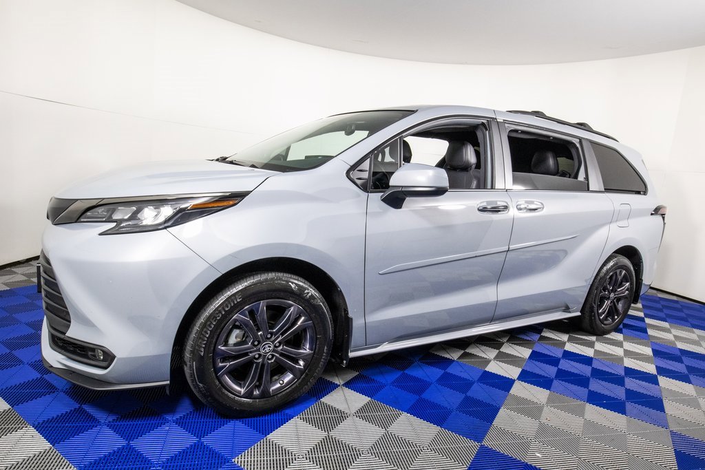 Used 2024 Toyota Sienna XLE Woodland Edition image 1