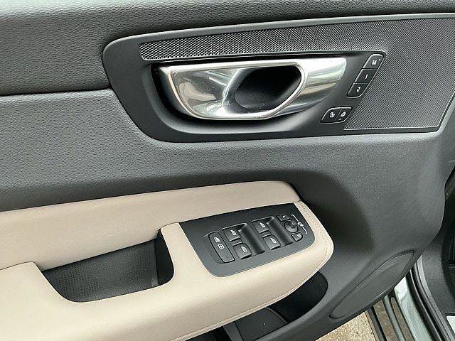 New 2026 Volvo XC60 B5 Plus w/ Climate Package AWD/4WD image 16