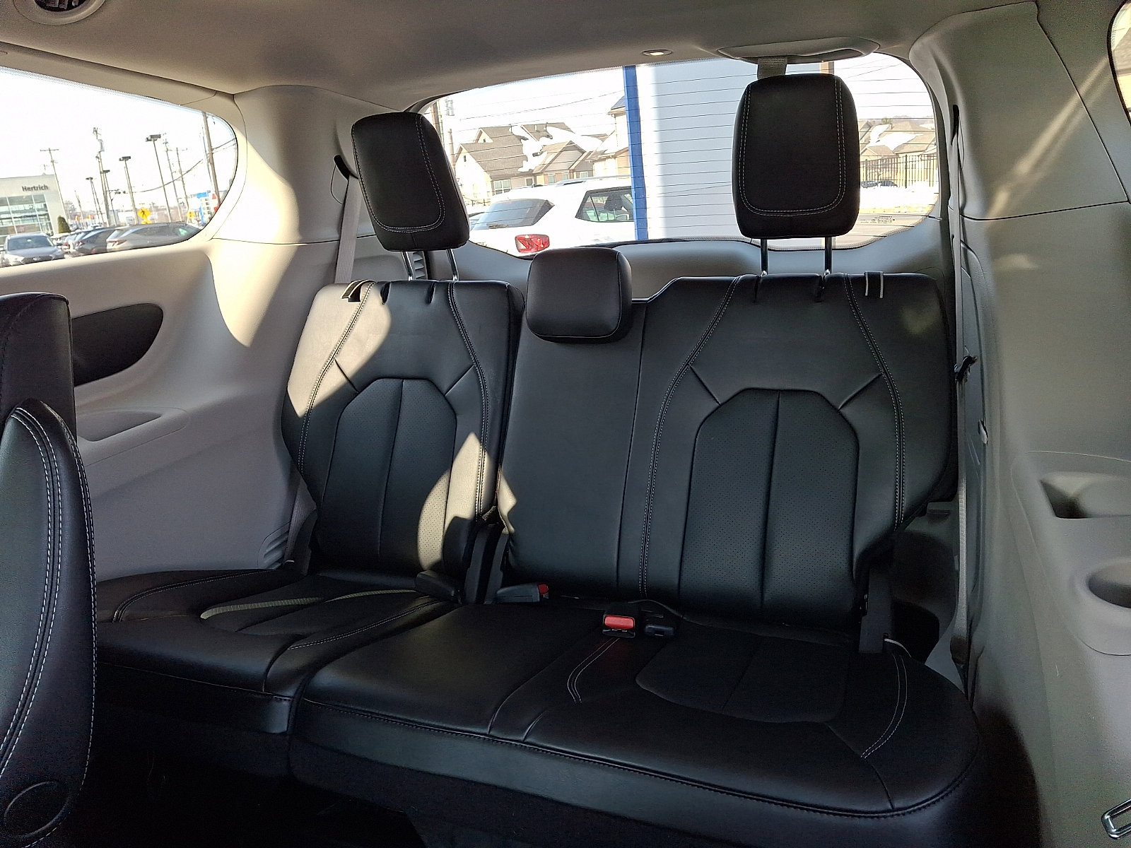 Used 2023 Chrysler Pacifica Touring-L image 11