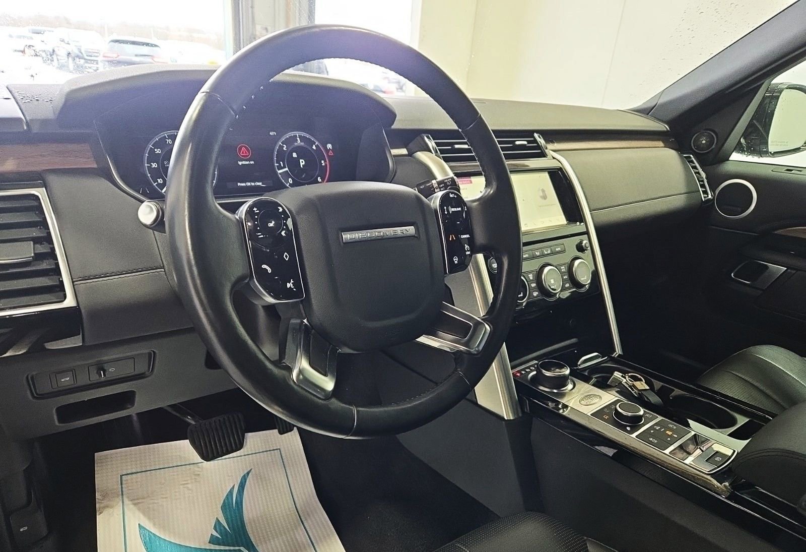Used 2020 Land Rover Discovery HSE image 12
